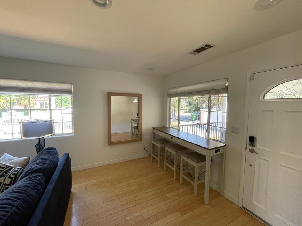 Charming Bright Traditional Home In Sherman Oaks Лос-Анджелес Экстерьер фото
