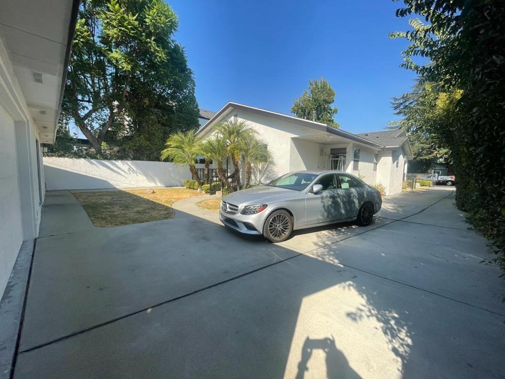 Charming Bright Traditional Home In Sherman Oaks Лос-Анджелес Экстерьер фото