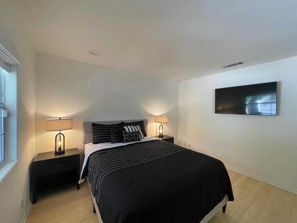 Charming Bright Traditional Home In Sherman Oaks Лос-Анджелес Экстерьер фото